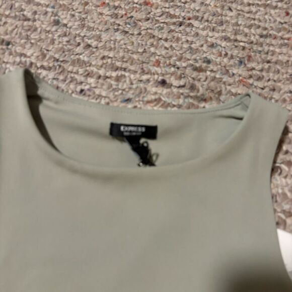 NWT Express Body Contour High Compression High Neck Cropped Tank Sage- Size XS - Picture 6 of 8